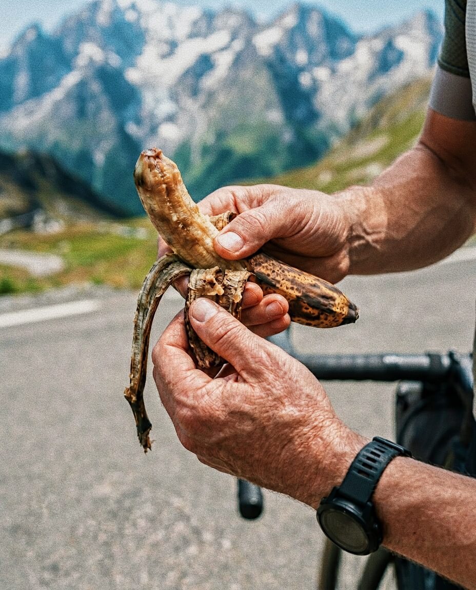 Fahrradfahrer zieht braune Banane aus Trikottasche